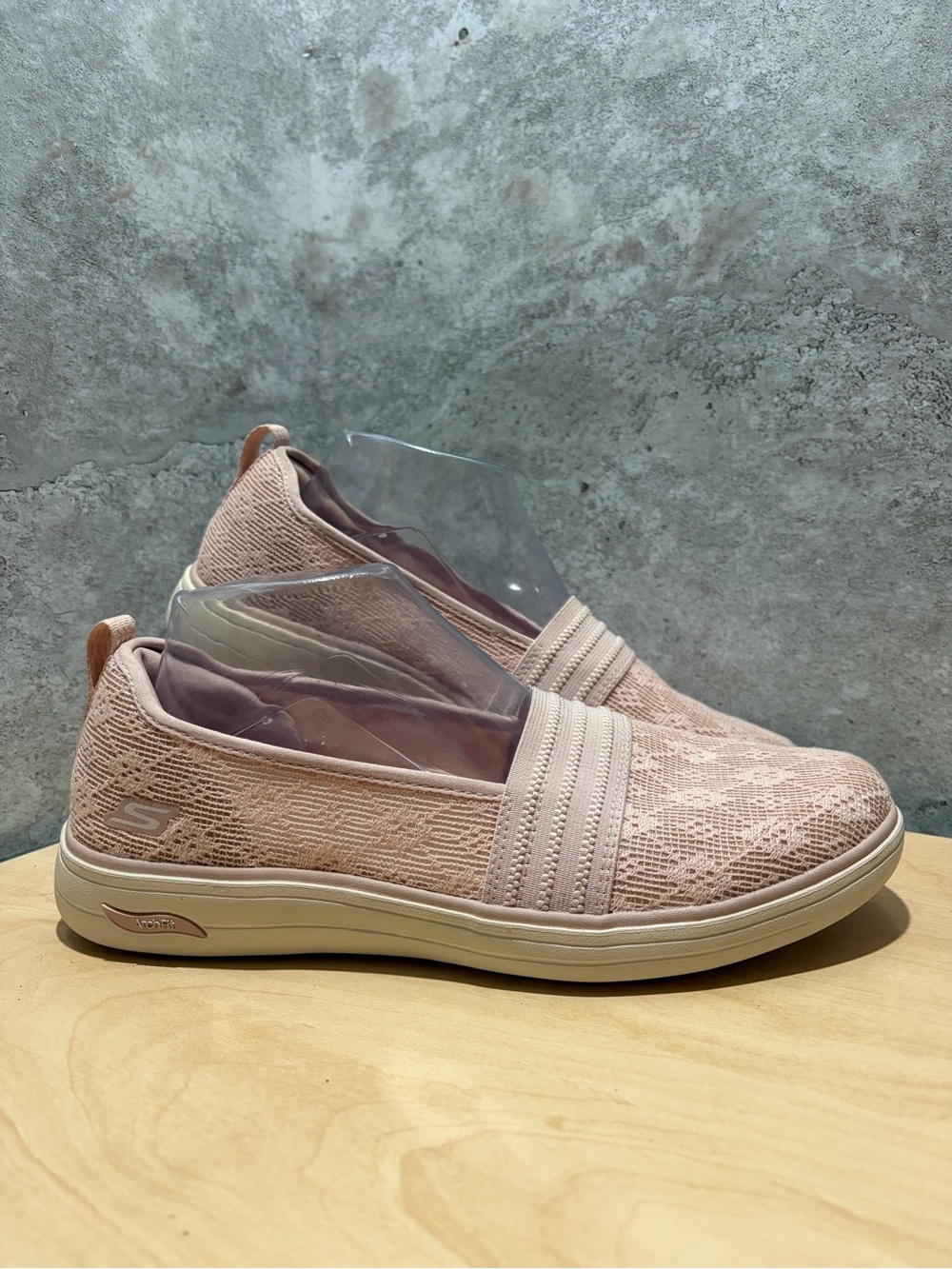 Skechers Women's On Arch Fit Inspire - Nova slip-on walking sneaker size 8.5
